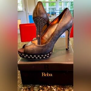 Reba gorgeous black LEATHER silver
NWT
stars hi heel plat pumps. NEVER WORN!